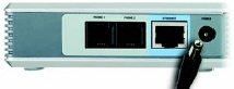 Obraz przedstawiający bramkę Cisco PAP2T-EU. Kabel zasilający należy umieścić w pierwszym porcie od prawej strony.